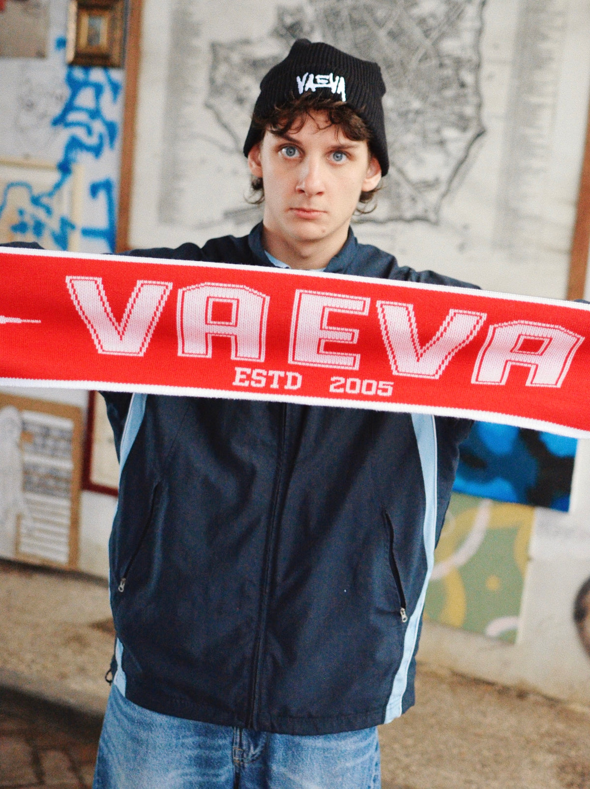 Beanie ufficiale VAEVA "Ho perso...la testa" – vista frontale indossato con sciarpa