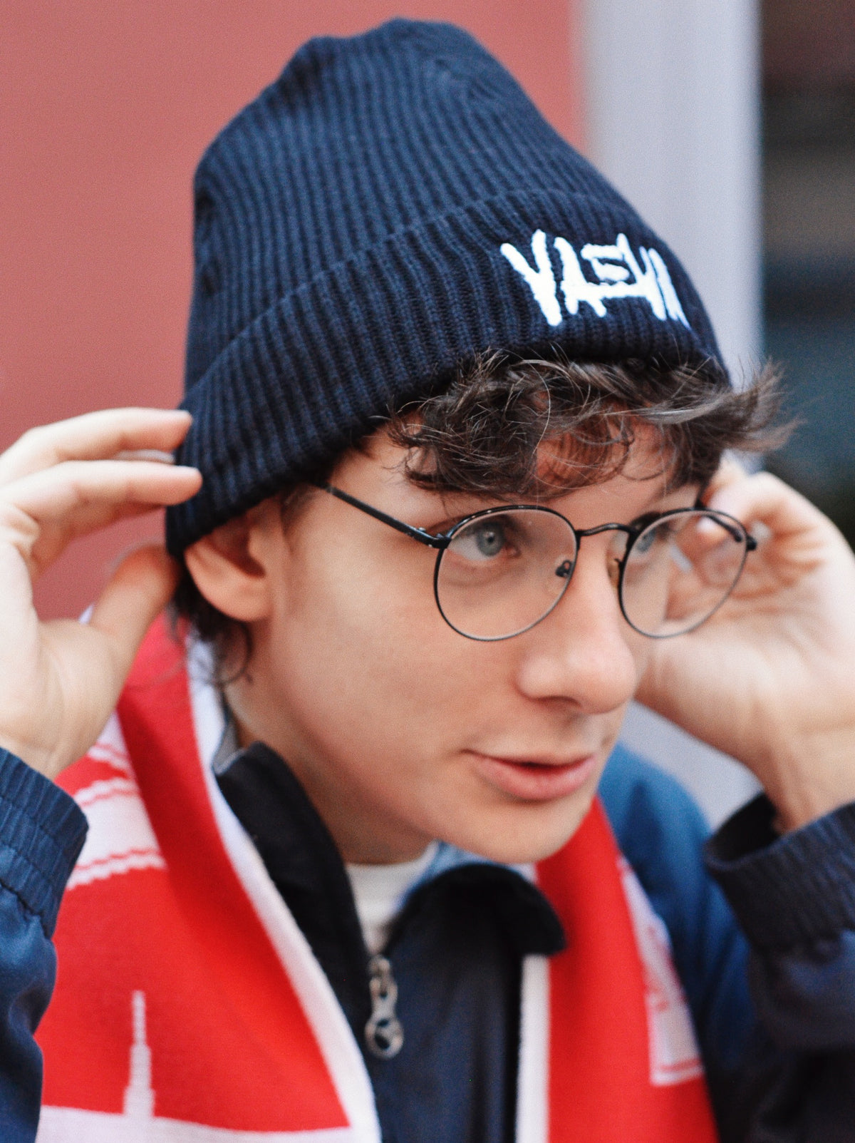 Beanie ufficiale VAEVA "Ho perso...la testa" – vista frontale indossato