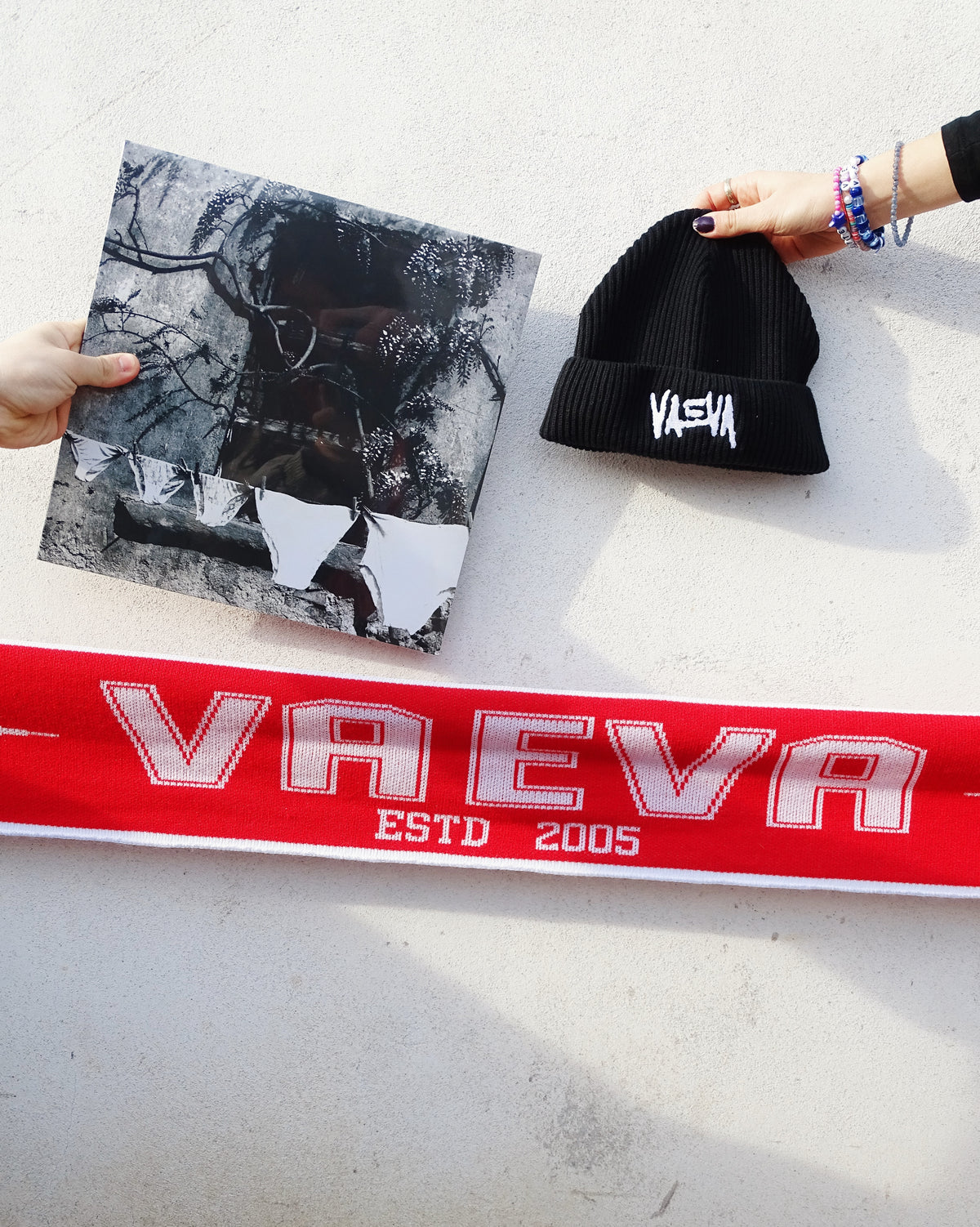 Bundle VAEVA "Controvento" – EP vinile, beanie e sciarpa ufficiali
