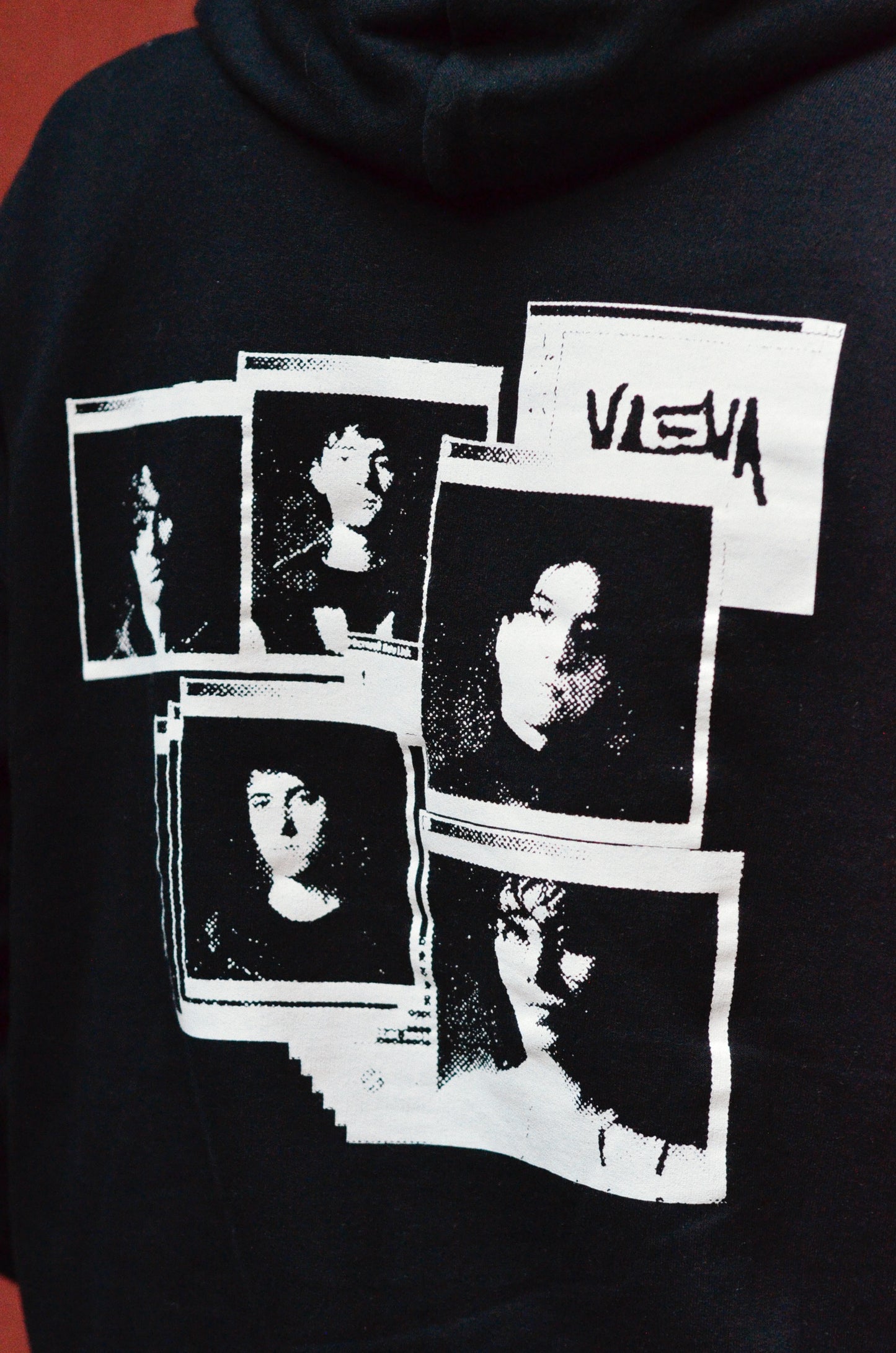 Hoodie ufficiale VAEVA "Error VAEVA not found" – dettaglio stampa posteriore