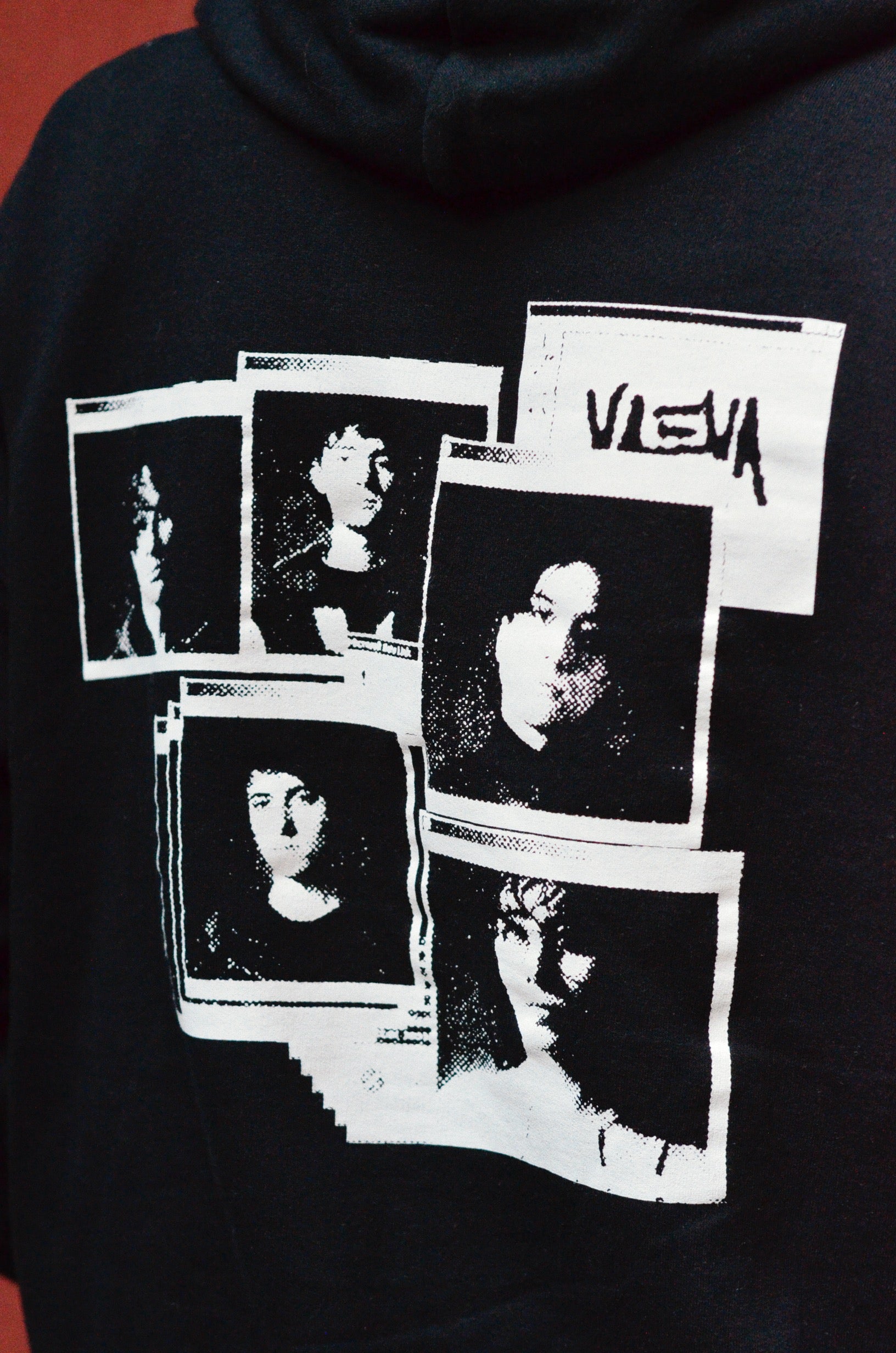 Hoodie ufficiale VAEVA "Error VAEVA not found" – dettaglio stampa posteriore