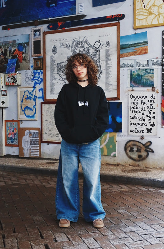 Hoodie ufficiale VAEVA "Error VAEVA not found" – vista frontale indossata