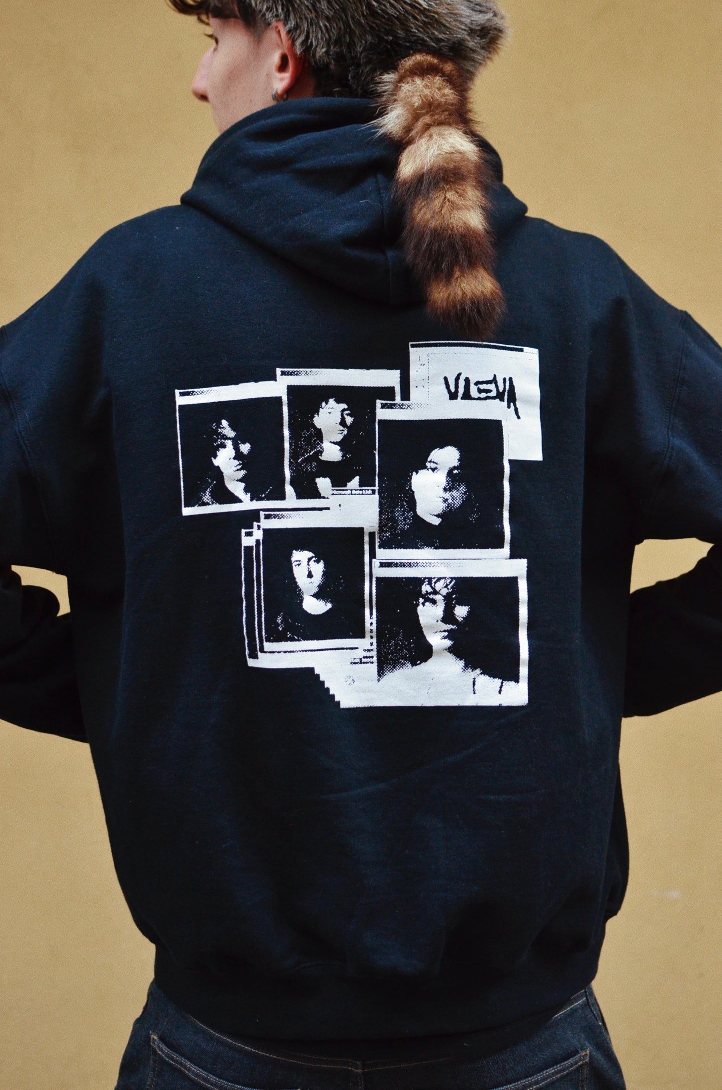 Hoodie ufficiale VAEVA "Error VAEVA not found" – vista posteriore indossata
