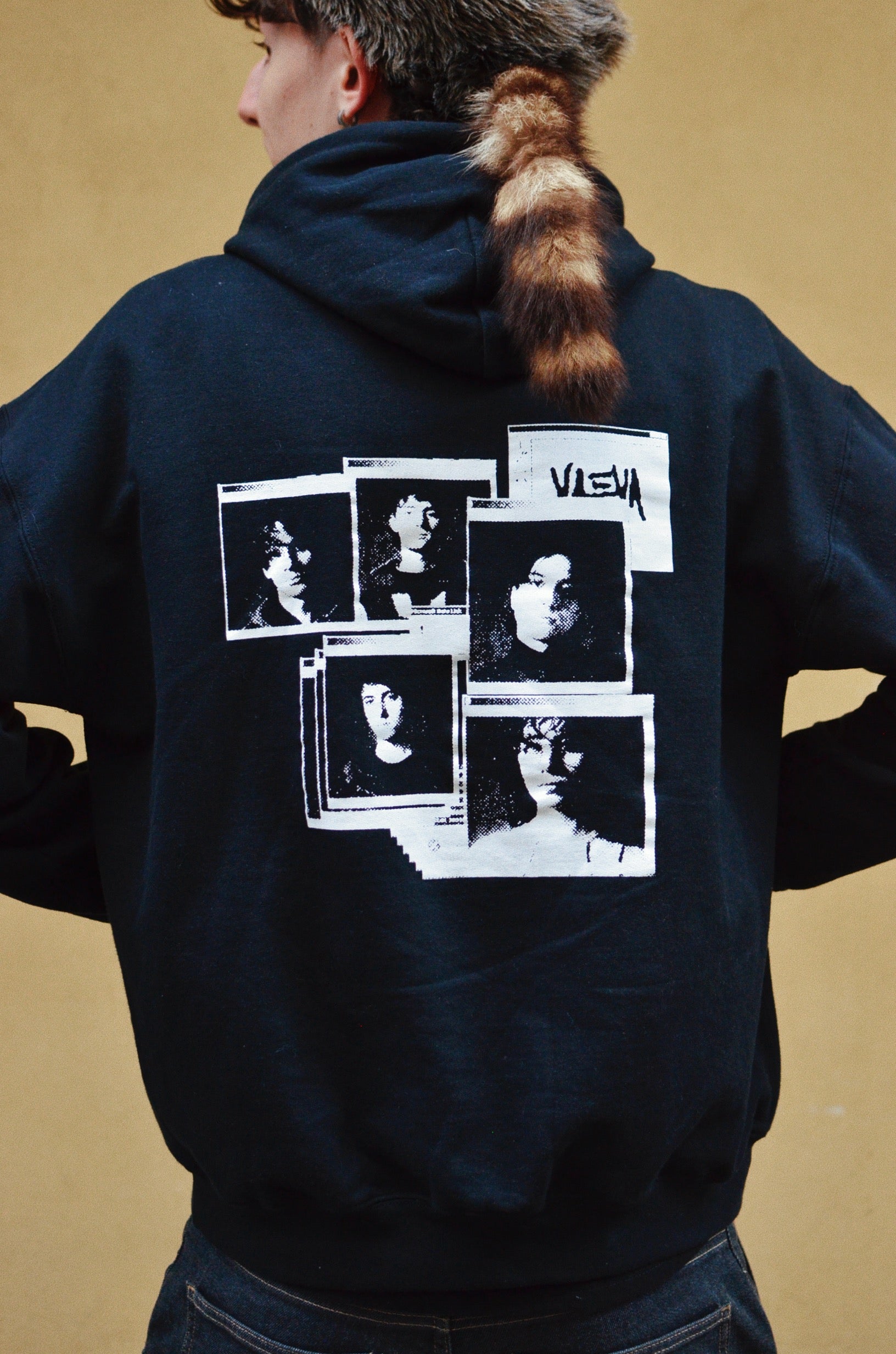 Hoodie ufficiale VAEVA "Error VAEVA not found" – vista posteriore indossata
