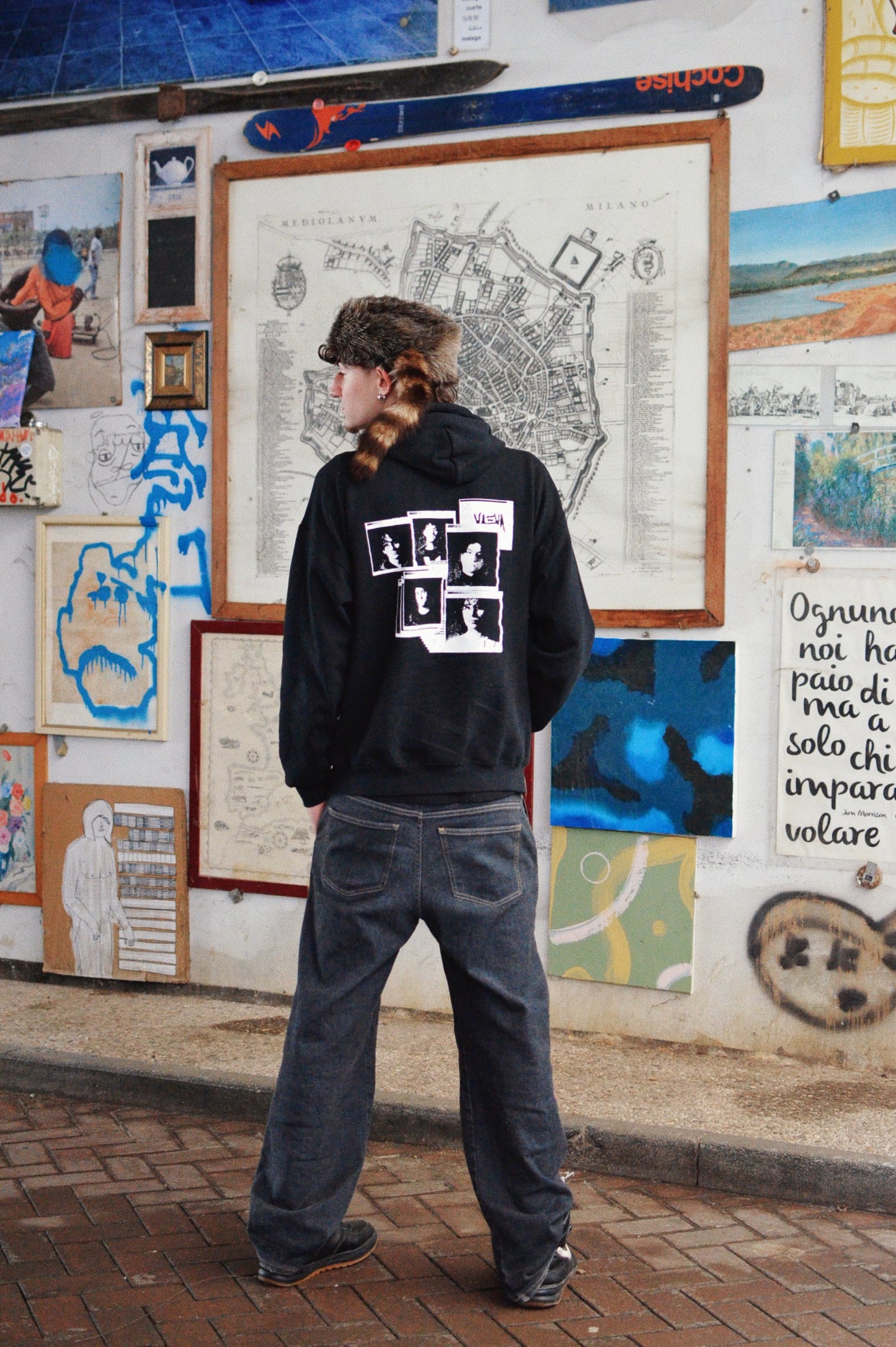 Hoodie ufficiale VAEVA "Error VAEVA not found" – vista posteriore indossata uomo
