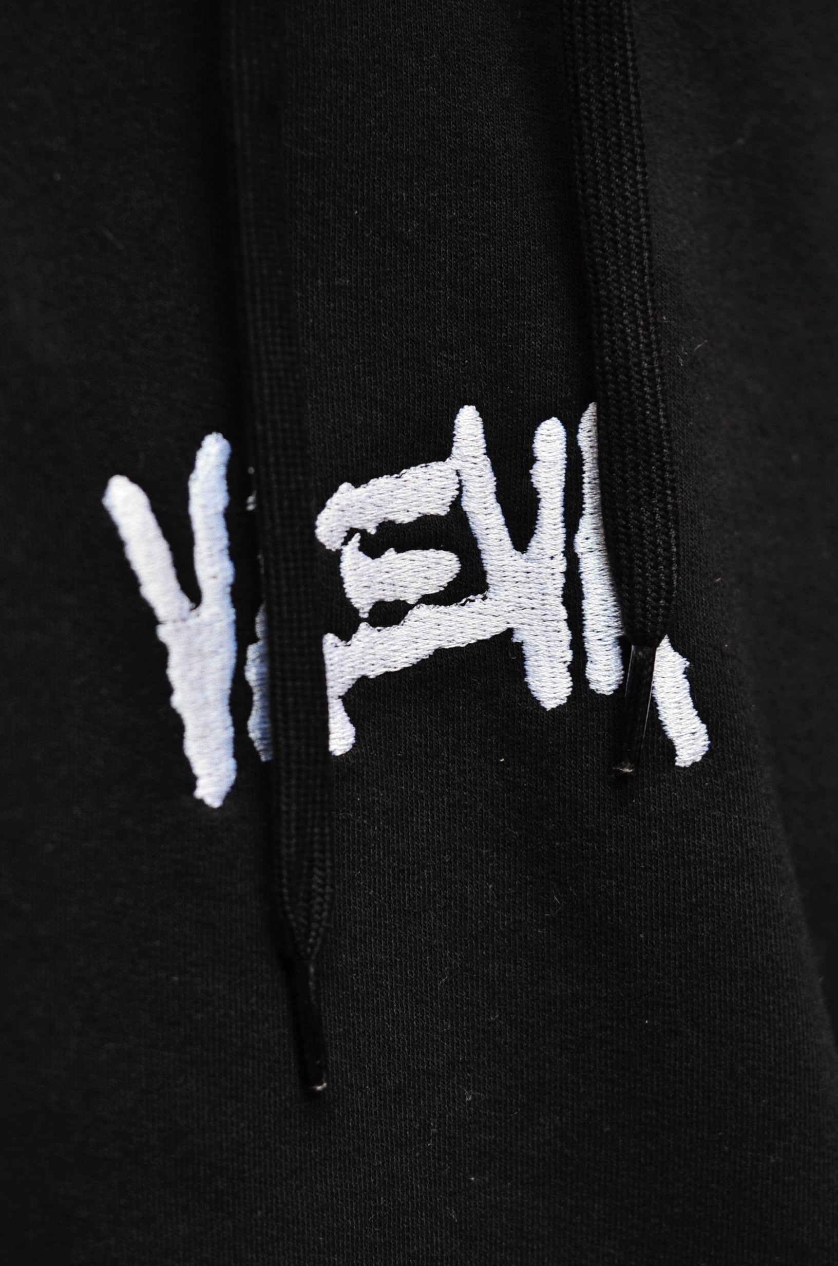 Hoodie ufficiale VAEVA "Error VAEVA not found" – dettaglio ricamo frontale
